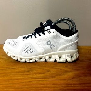 WOMENS ON cloud white/black size 6